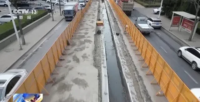 CCTV 13 画面：城市道路管道施工