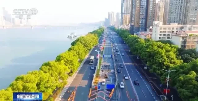 央视画面：滨水城市道路航拍