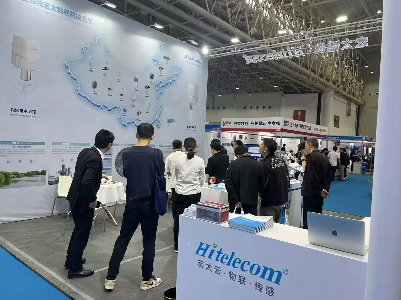 d1d176611b35ef8ba34281fa44124818.jpg Visitors at the Hitelecom booth during the Wuhan pipeline expo