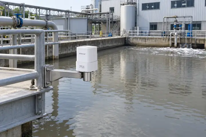 Hitelecom radar sensor on a fixed service-platform bracket above a textile wastewater basin