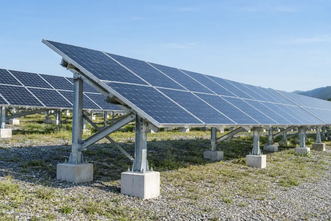 Fixed photovoltaic arrays with visible posts, inclined frames and ground foundations.