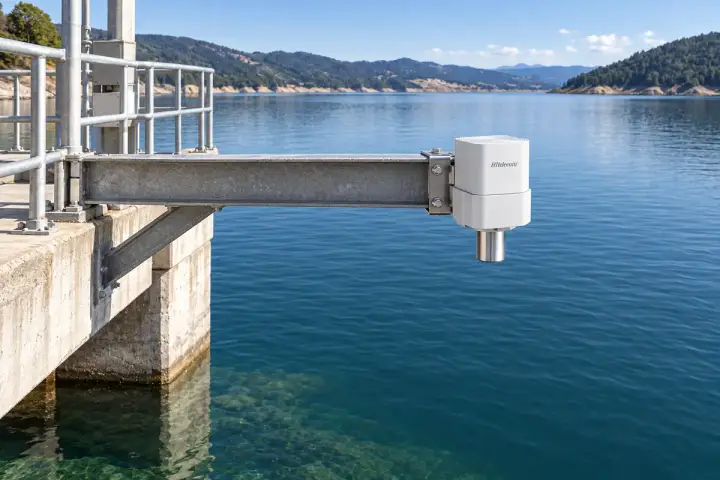 Hitelecom radar sensor mounted at the end of a fixed reservoir shore observation arm
