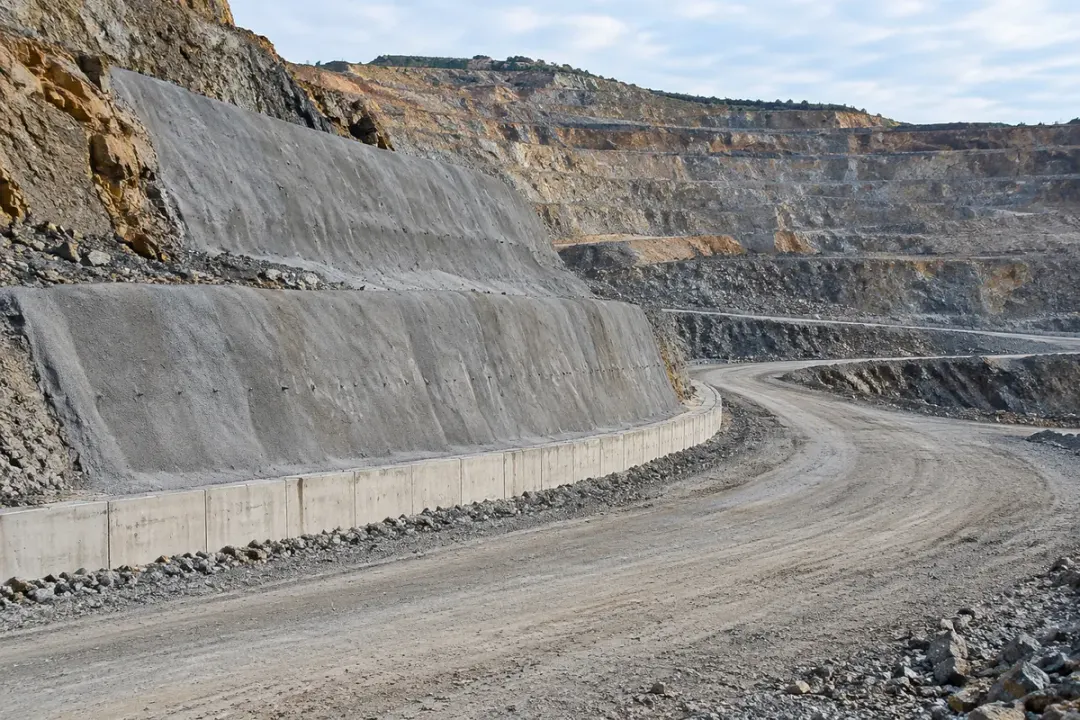 Open-pit benches with an engineered facing section and access road.
