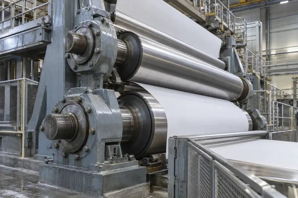Paper calender rollers supported by fixed service-side bearing housings