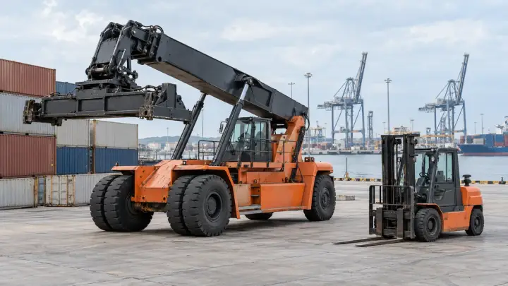 Mobile cargo-handling machinery in a coastal port terminal