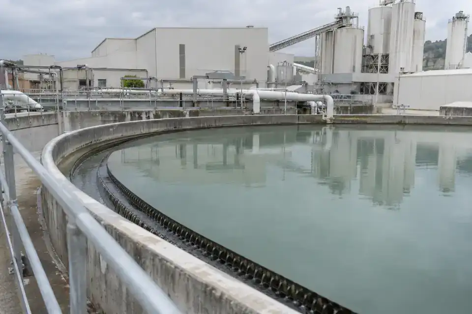 Ceramic manufacturing plant with clarified-water reuse tank and visible ceramic production surroundings