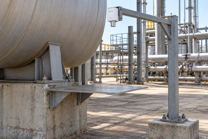 Hitelecom radar sensor on an independent reference arm aimed downward at a broad target on a process tank support