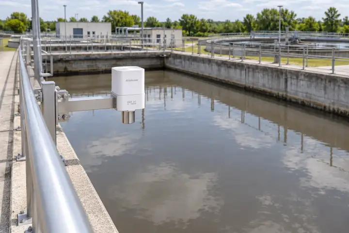Waterworks basin with a Hitelecom radar sensor on an edge cantilever facing the water surface
